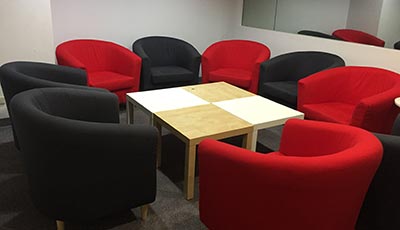 沙發(fā)式的焦點(diǎn)團(tuán)體訪(fǎng)談場(chǎng)地